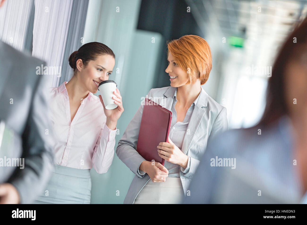 Businesswomen walking in office corridor Banque D'Images