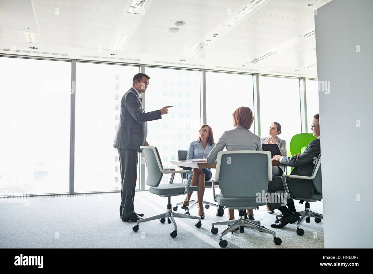 Businessman giving presentation in conference room Banque D'Images