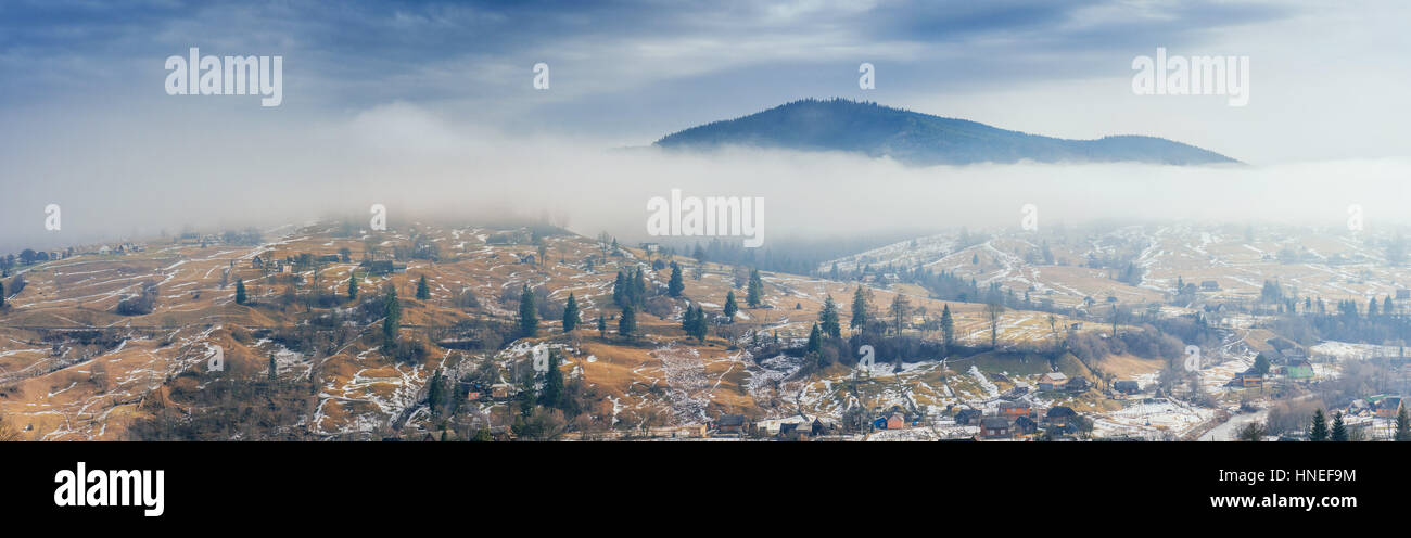 Village de montagne dans la vallée. Carpates. L'Ukraine. L'Europe Banque D'Images