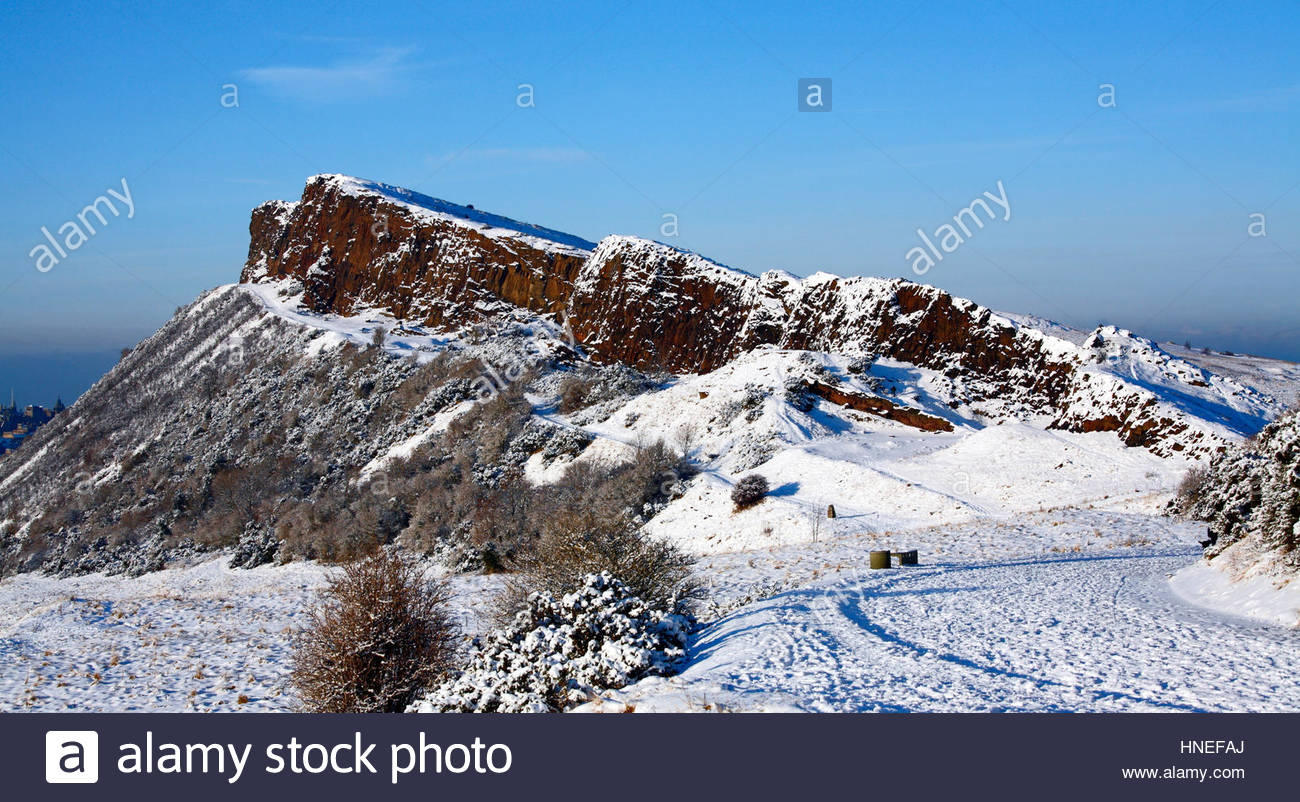 Salisbury Crags dans Edinburgh Holyrood Park couvert de neige de l'hiver Banque D'Images