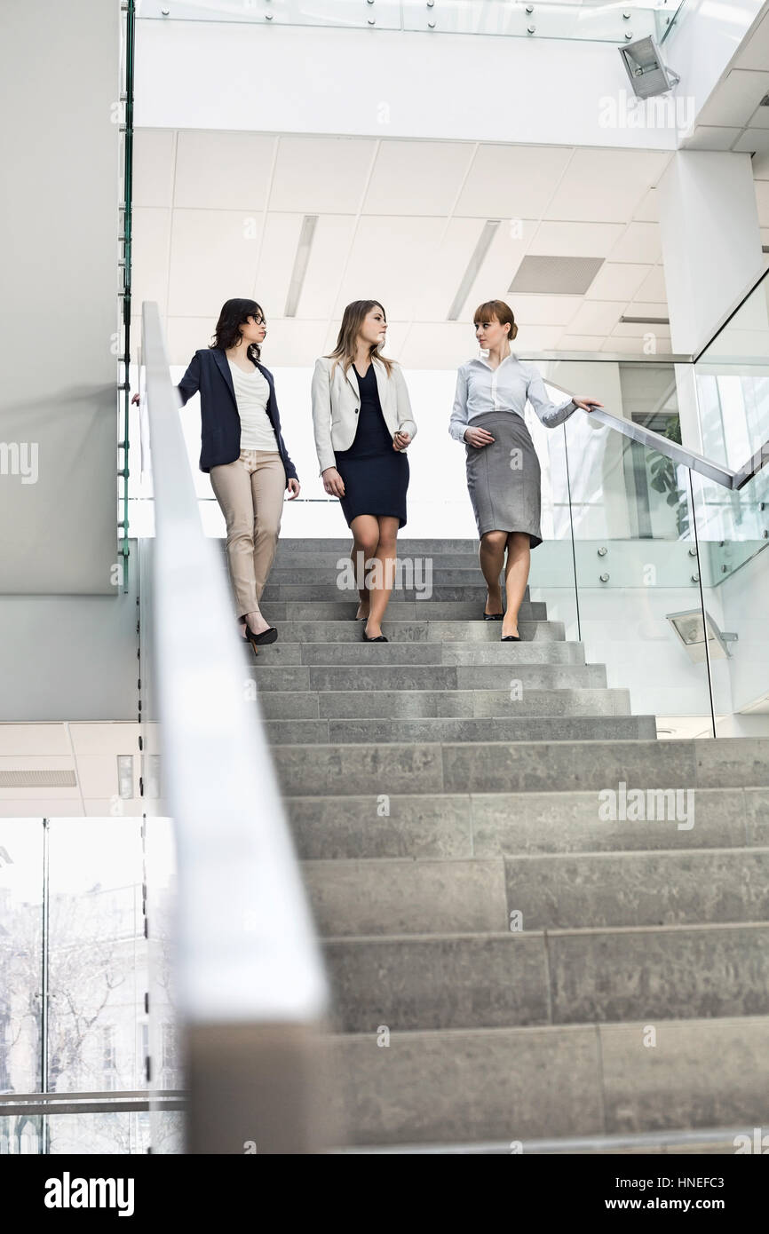 La conversation d'affaires tout en se déplaçant vers le bas comme suit in office Banque D'Images