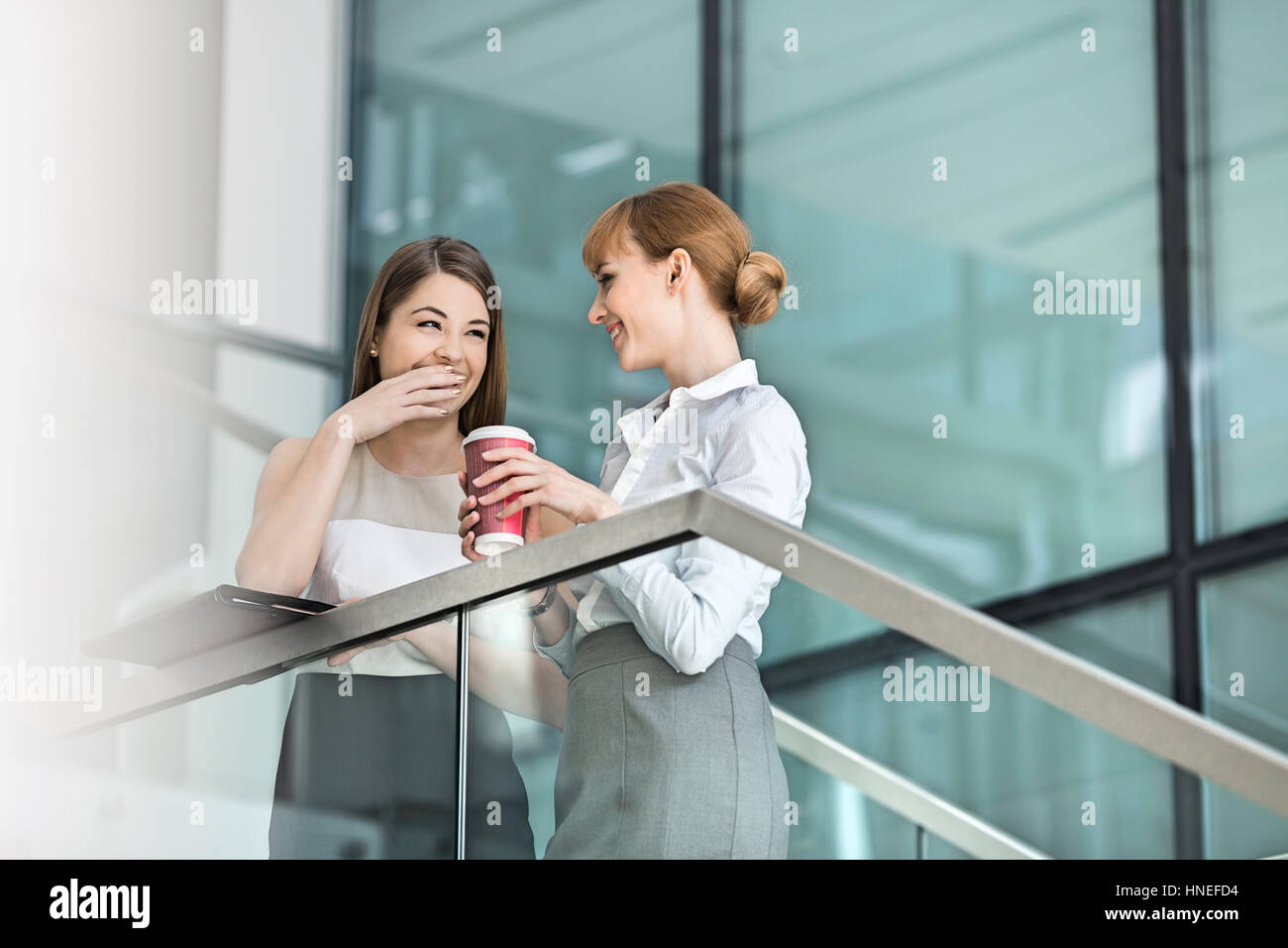 Le commérage d'affaires tout en ayant le café sur les mesures in office Banque D'Images