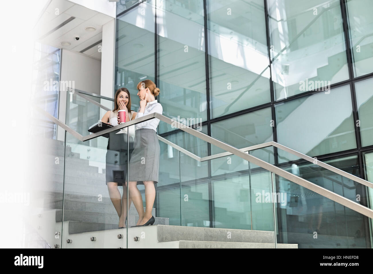 La conversation d'affaires tandis que le café sur les mesures in office Banque D'Images La conversation d'affaires tandis que le café sur les mesures in office Banque D'Images
