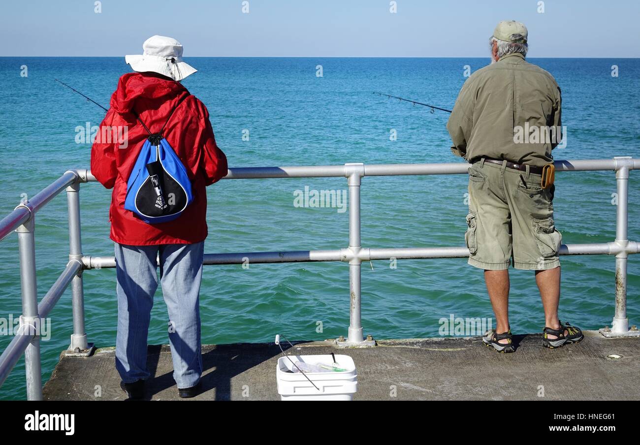 Pêcheurs sur la jetée, Lighthouse Point Park, Floride, Ponce Inlet Banque D'Images