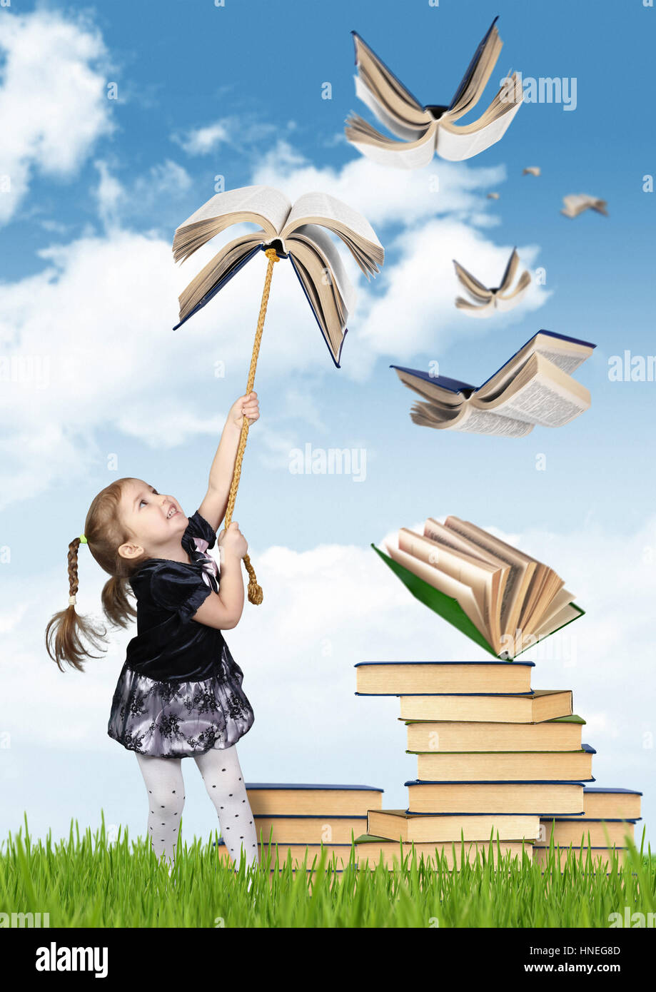 L'enseignement élémentaire concept , enfant fille avec flying books Banque D'Images