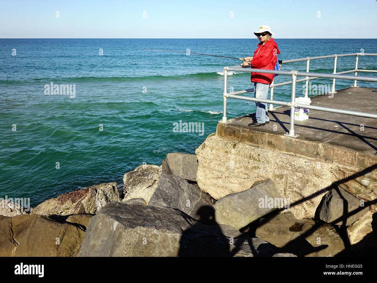 Femme de la jetée de pêche, Lighthouse Point Park, Floride, Ponce Inlet Banque D'Images