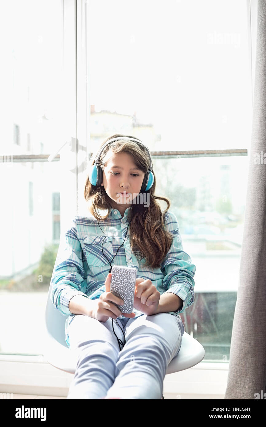 Fille d'écouter de la musique à la maison Banque D'Images