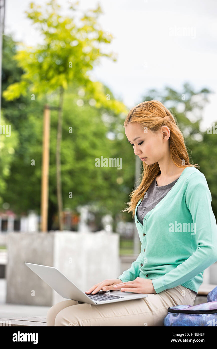 Young woman using laptop at college Campus Banque D'Images