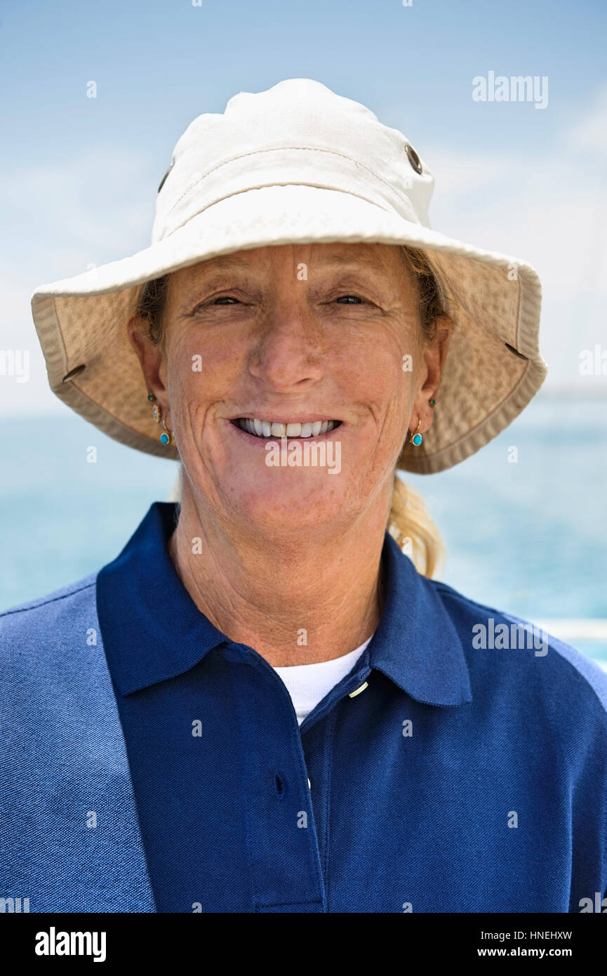 Portrait of smiling woman wearing hat on yacht Banque D'Images