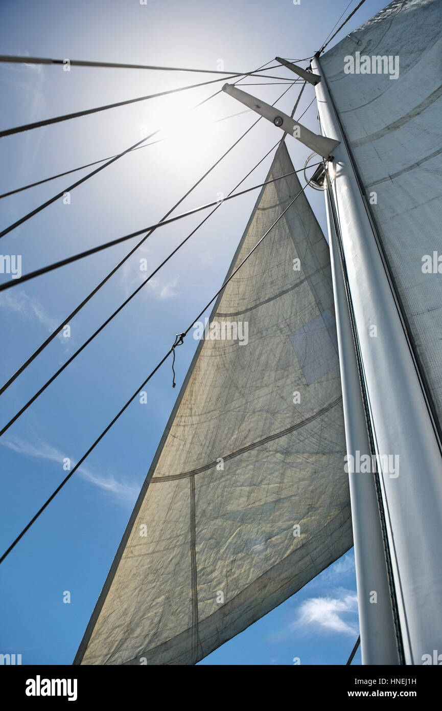 Low angle view of yacht sails mât et contre le ciel Banque D'Images