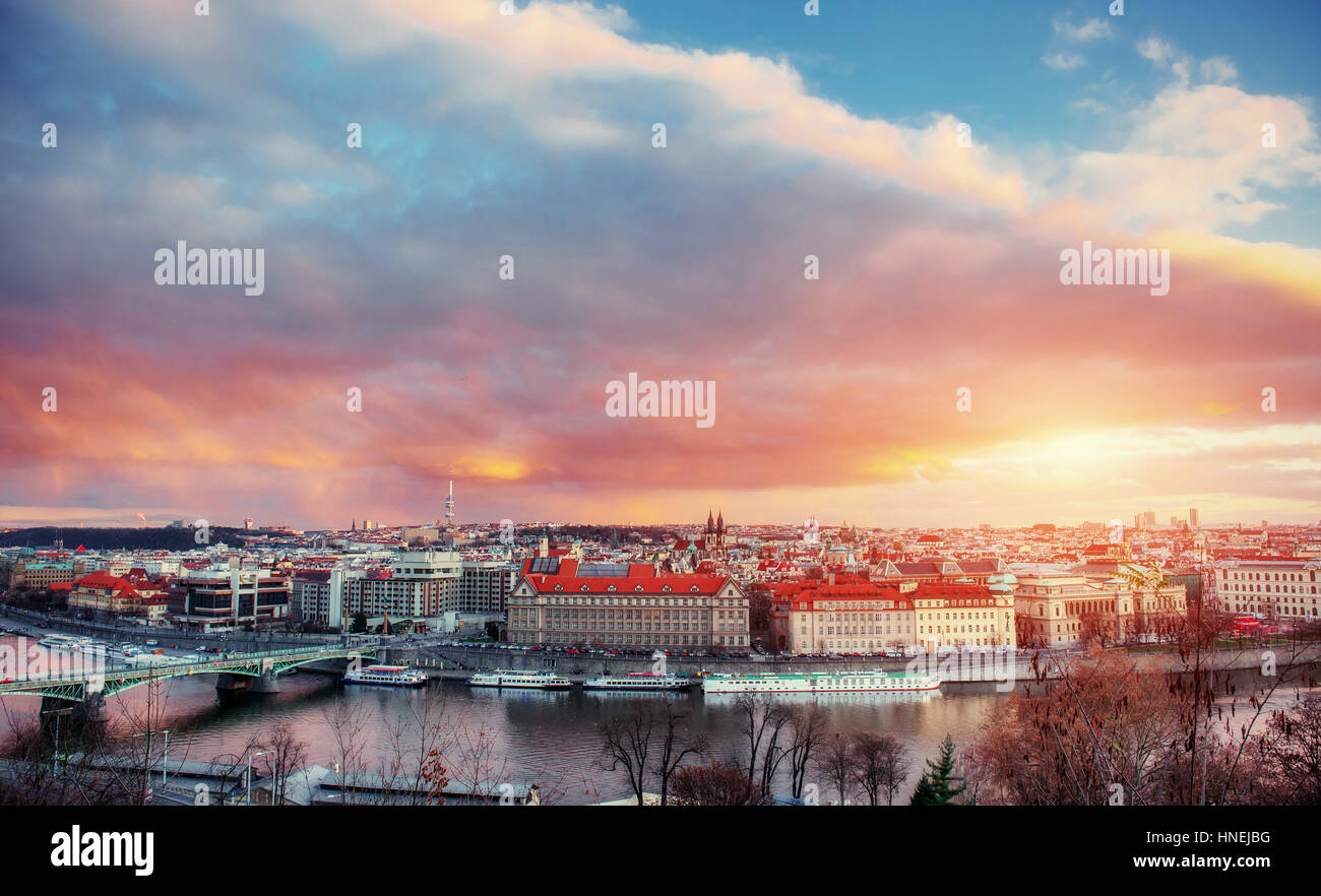 Belle vue panoramique sur les ponts de Prague sur la Vltava Banque D'Images