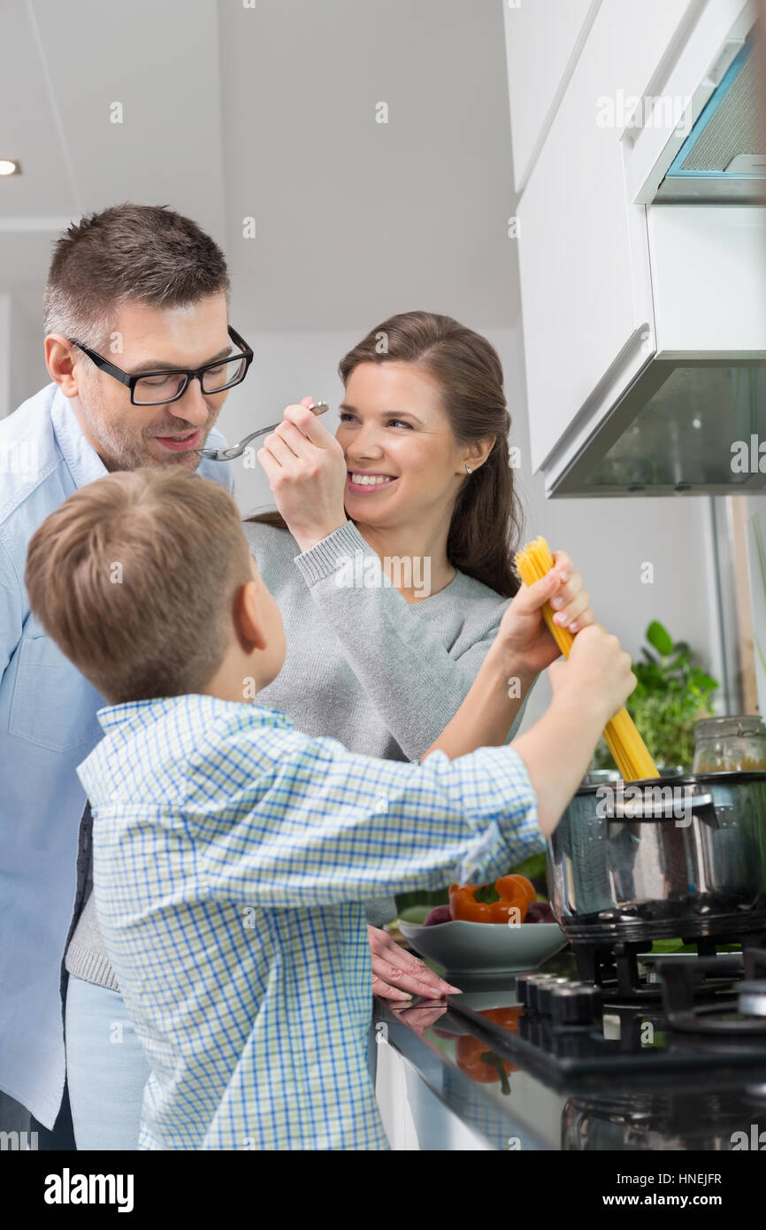 Famille heureuse la préparation de spaghetti dans Cuisine Banque D'Images