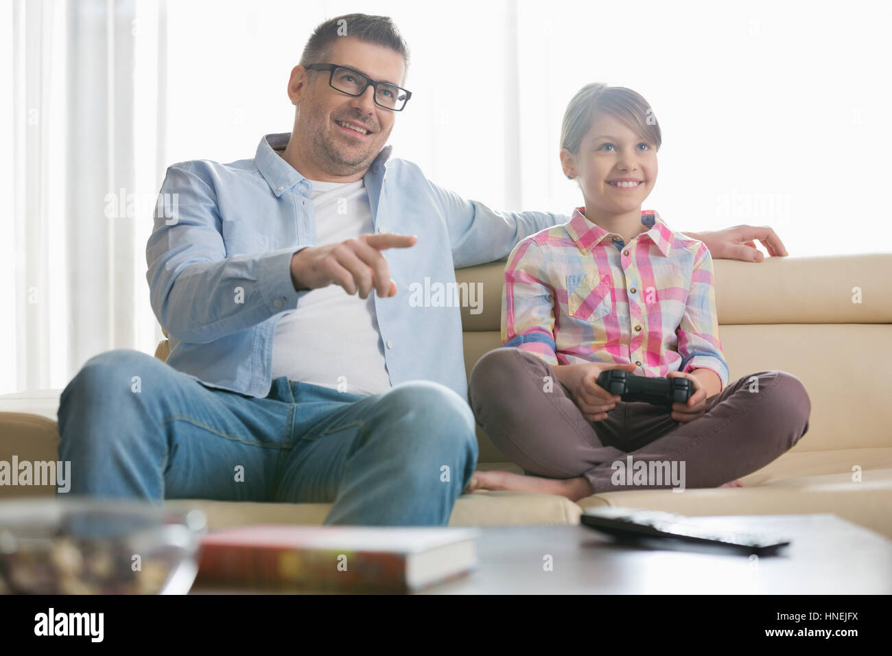 Heureux père et fille jouer jeu vidéo dans la salle de séjour Banque D'Images