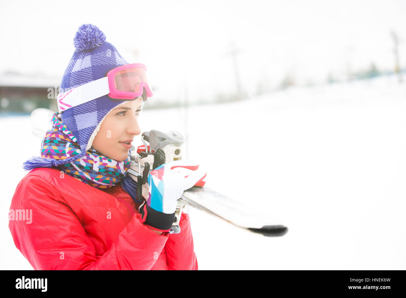 Belle jeune femme portant des skis à l'extérieur Banque D'Images
