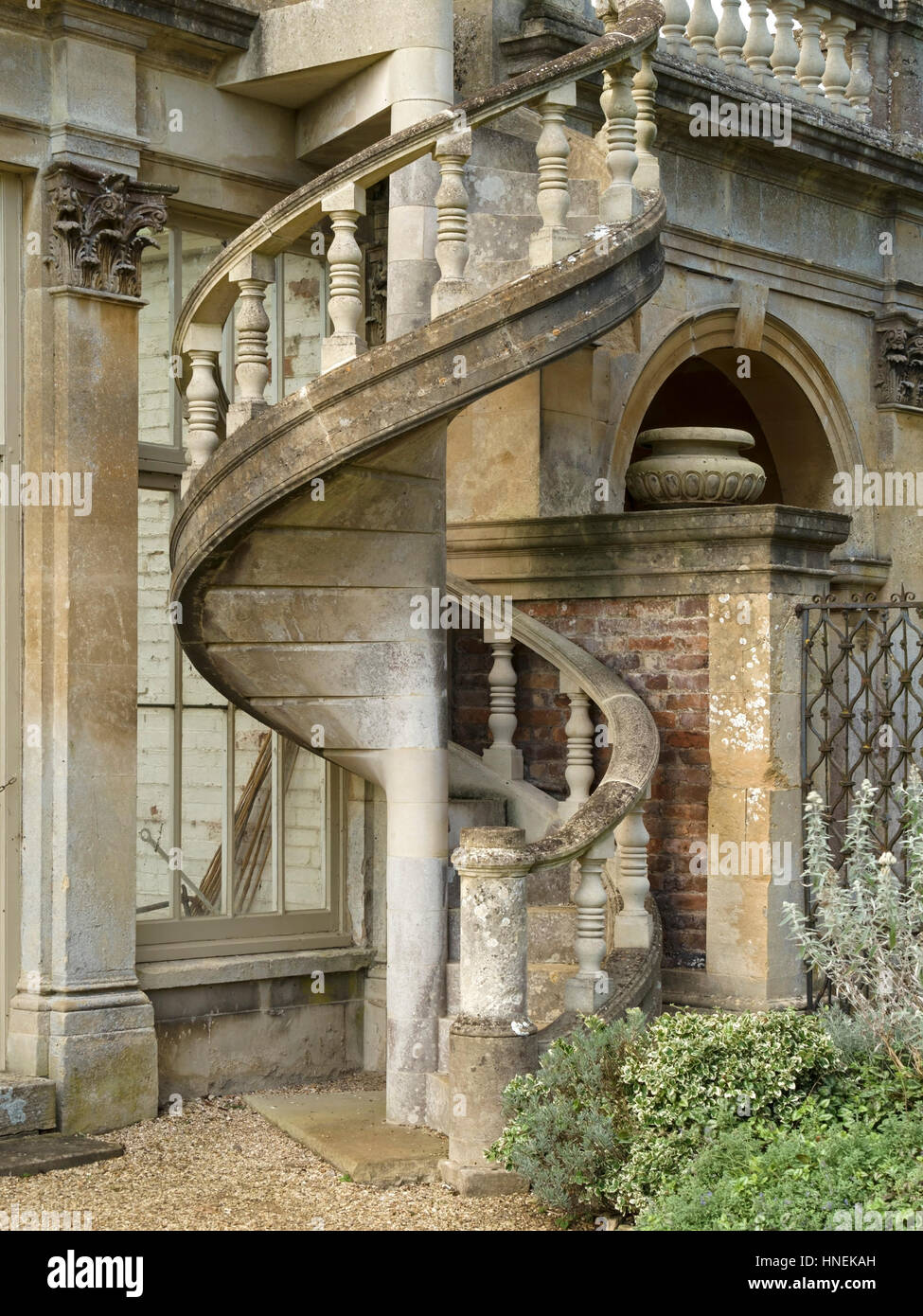 L'extérieur, l'escalier en pierre, Archway house, Château Ashby House and Gardens, Castle Ashby, Northamptonshire, England, UK Banque D'Images
