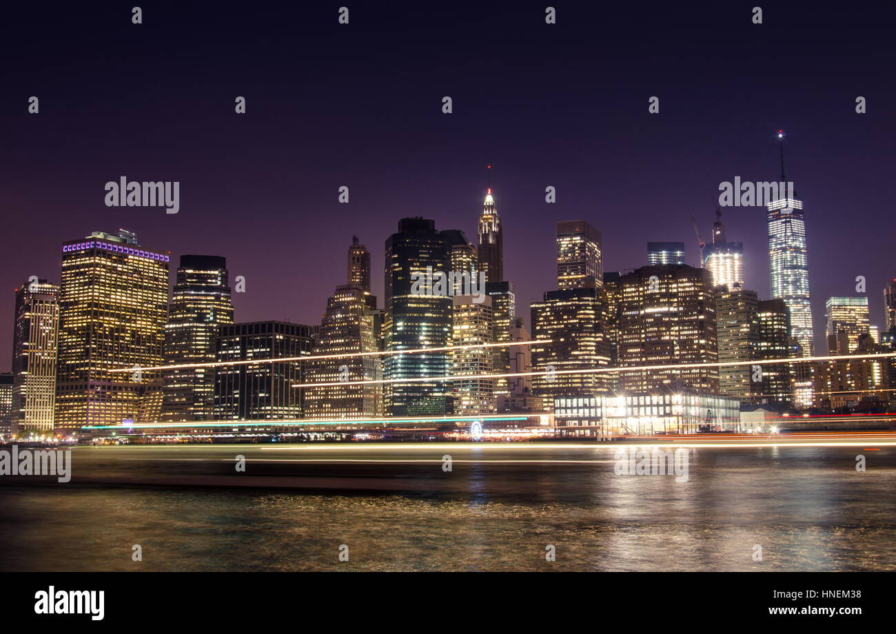 Célèbre Manhattan cityscape in New York avec light trails Banque D'Images