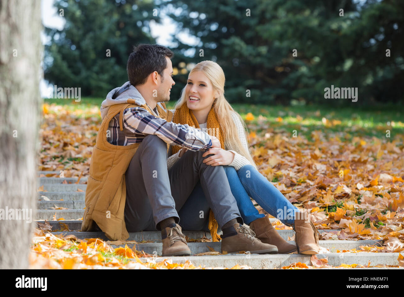 Couple heureux de communiquer sur les mesures dans le parc Banque D'Images