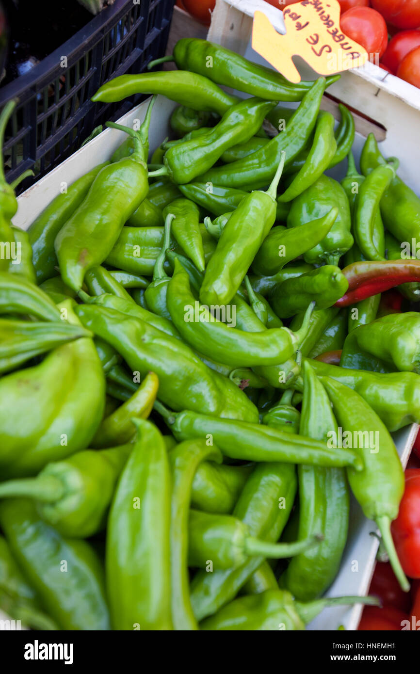 Close-up of green chili pepper in store Banque D'Images