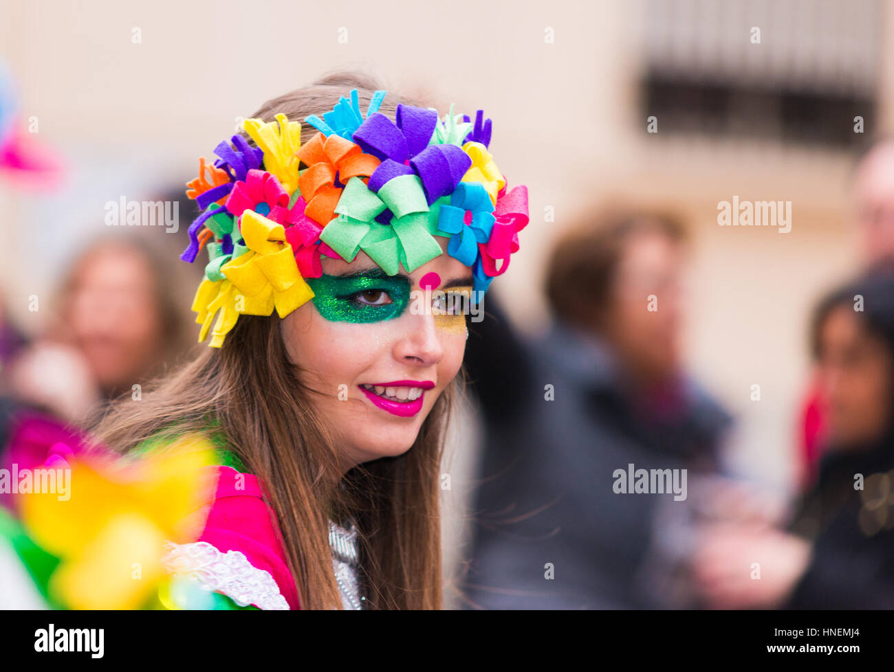 Badajoz, Espagne, samedi. Février.11. 2017 participants en costumes colorés participent à la parade de marimanta Banque D'Images