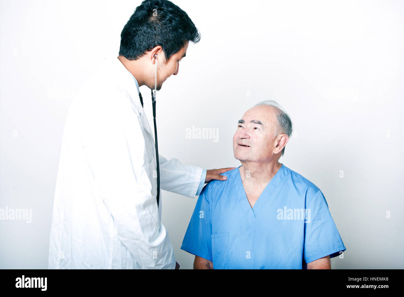 Un jeune médecin asiatique réconforter un patient adulte Senior Banque D'Images