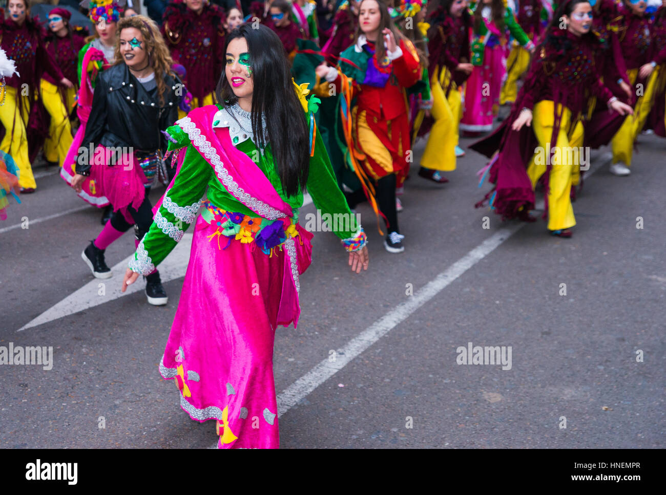 Badajoz, Espagne, samedi. Février.11. 2017 participants en costumes colorés participent à la parade de marimanta Banque D'Images