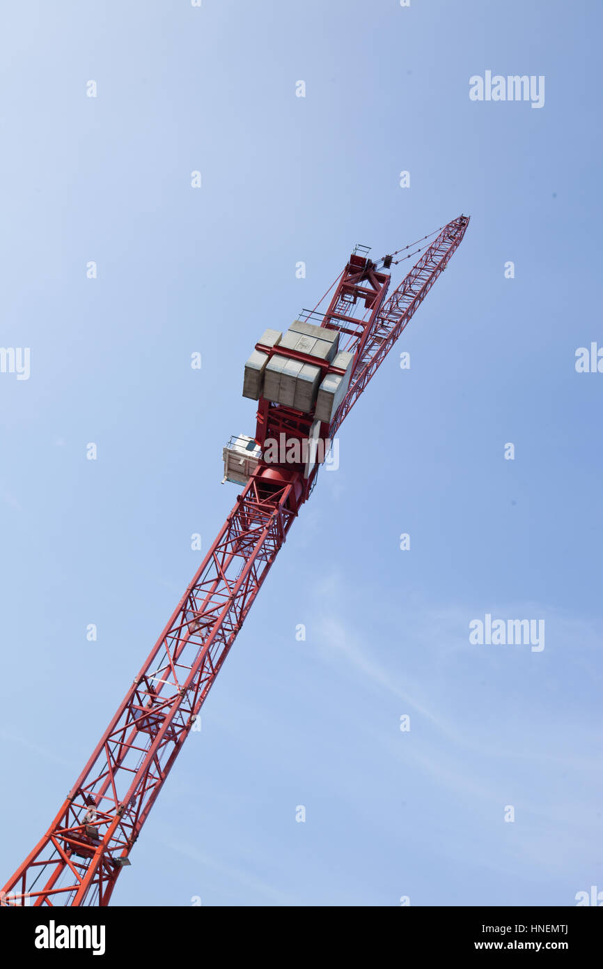Low angle view of construction crane against sky Banque D'Images Low angle view of construction crane against sky Banque D'Images