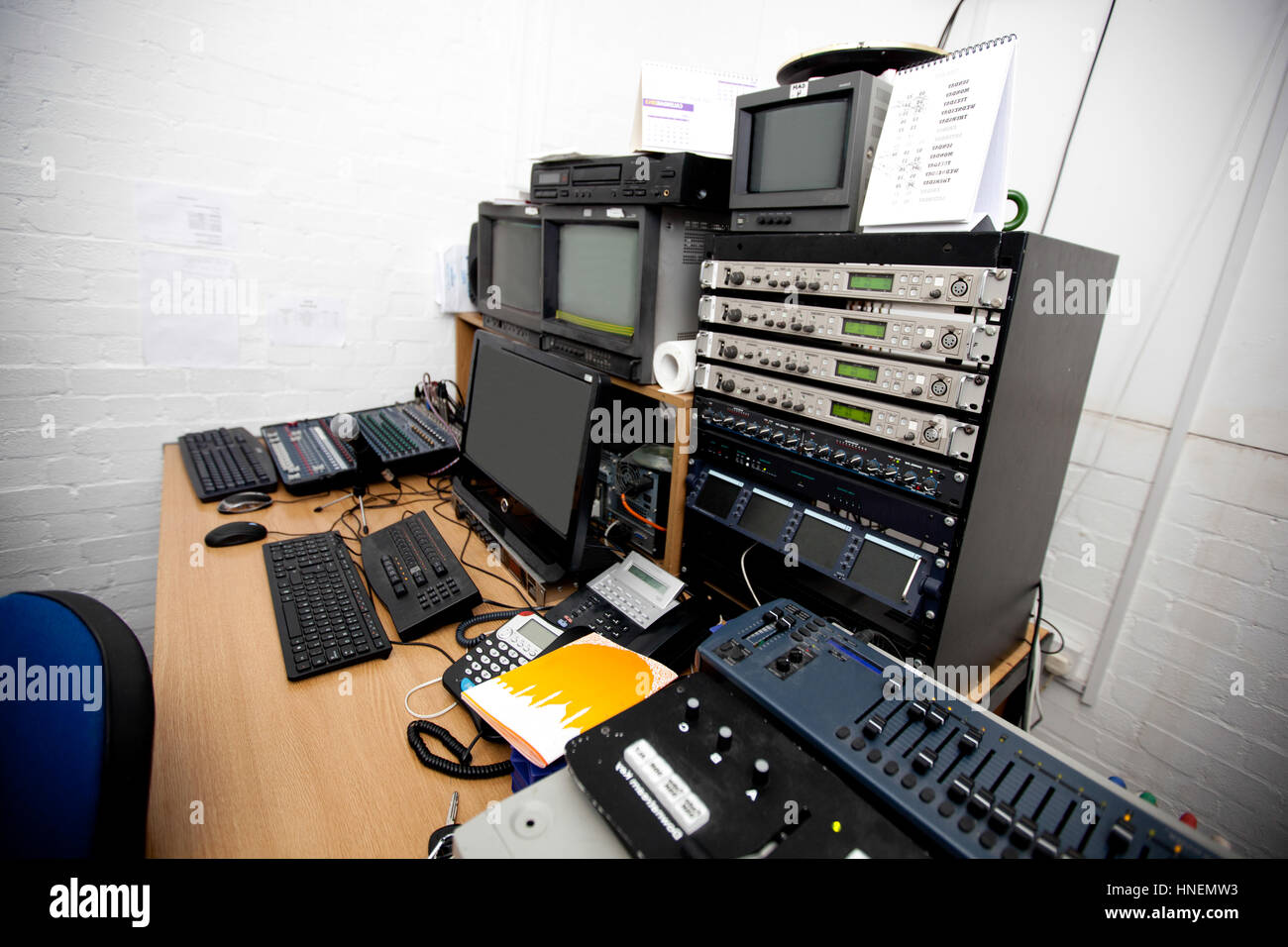 L'équipement électrique et l'ordinateur en studio de télévision Banque D'Images