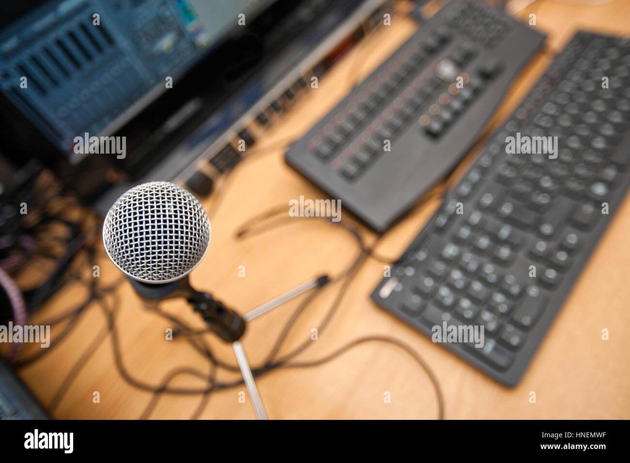 Microphone et les claviers d'ordinateur sur table au studio de télévision Banque D'Images