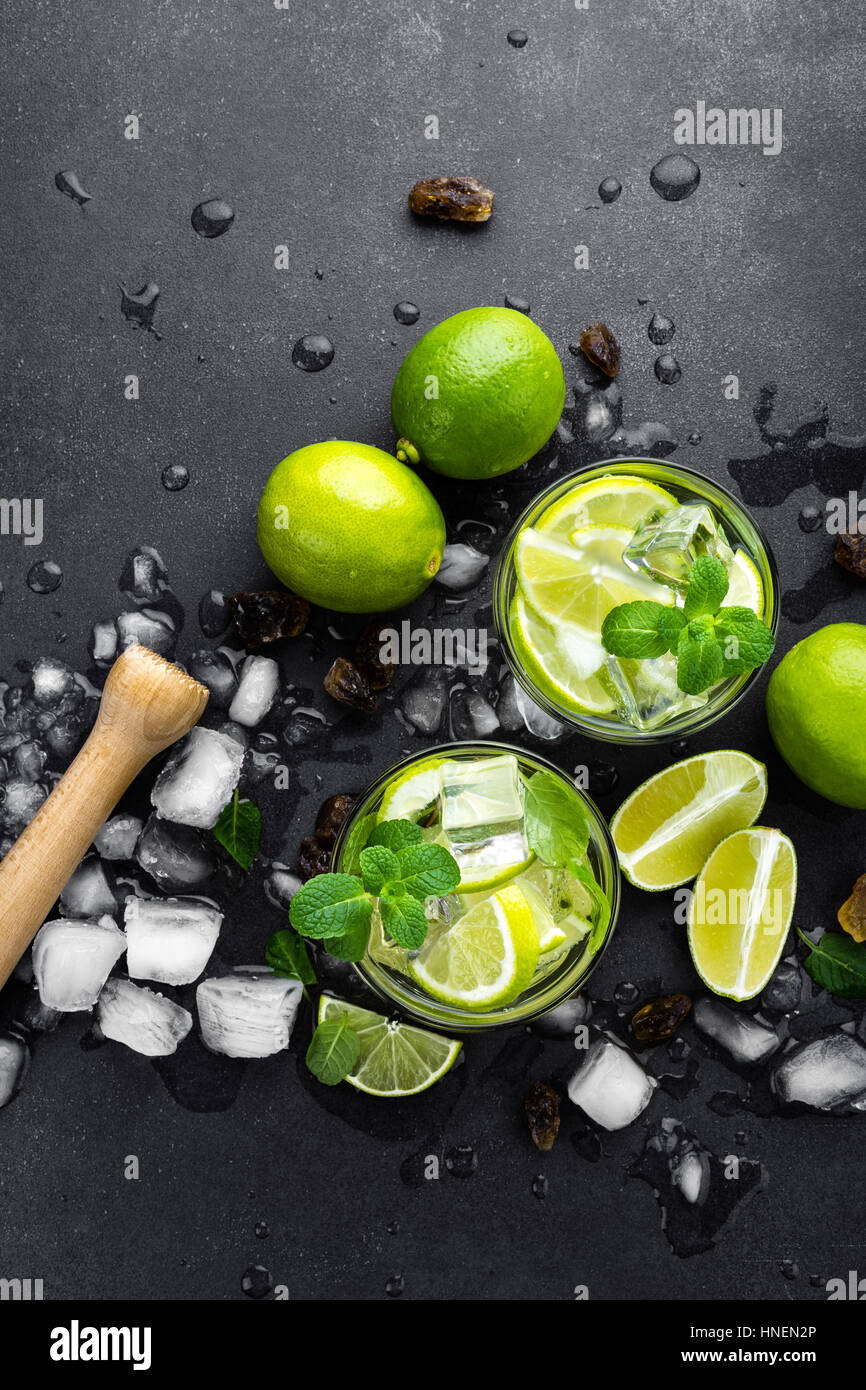 Lime menthe d'été cocktail mojito au rhum et glace en verre sur fond noir Vue de dessus Banque D'Images