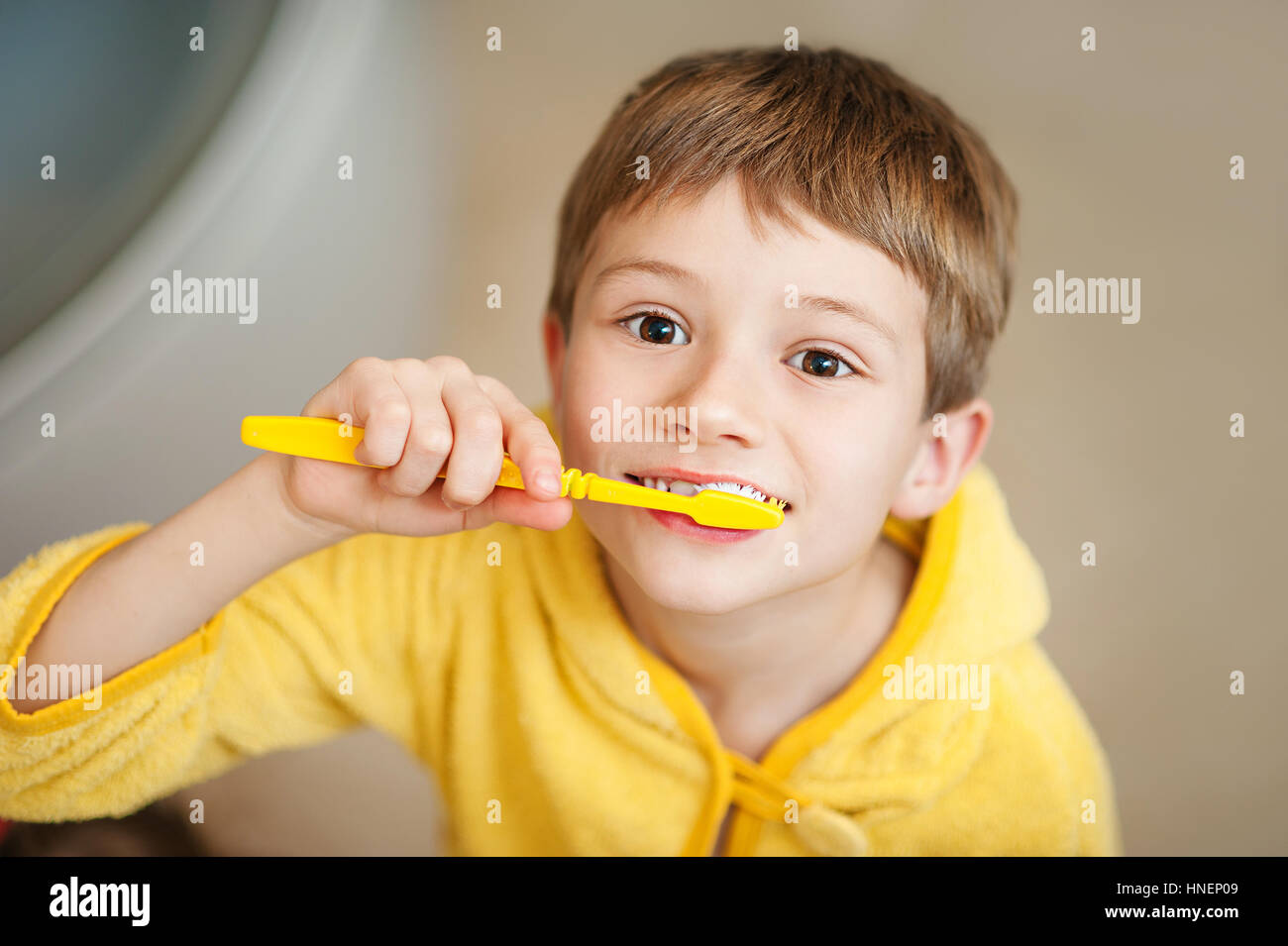 Petit Bebe Garcon En Jaune Peignoir Avec Une Brosse A Dents Photo Stock Alamy