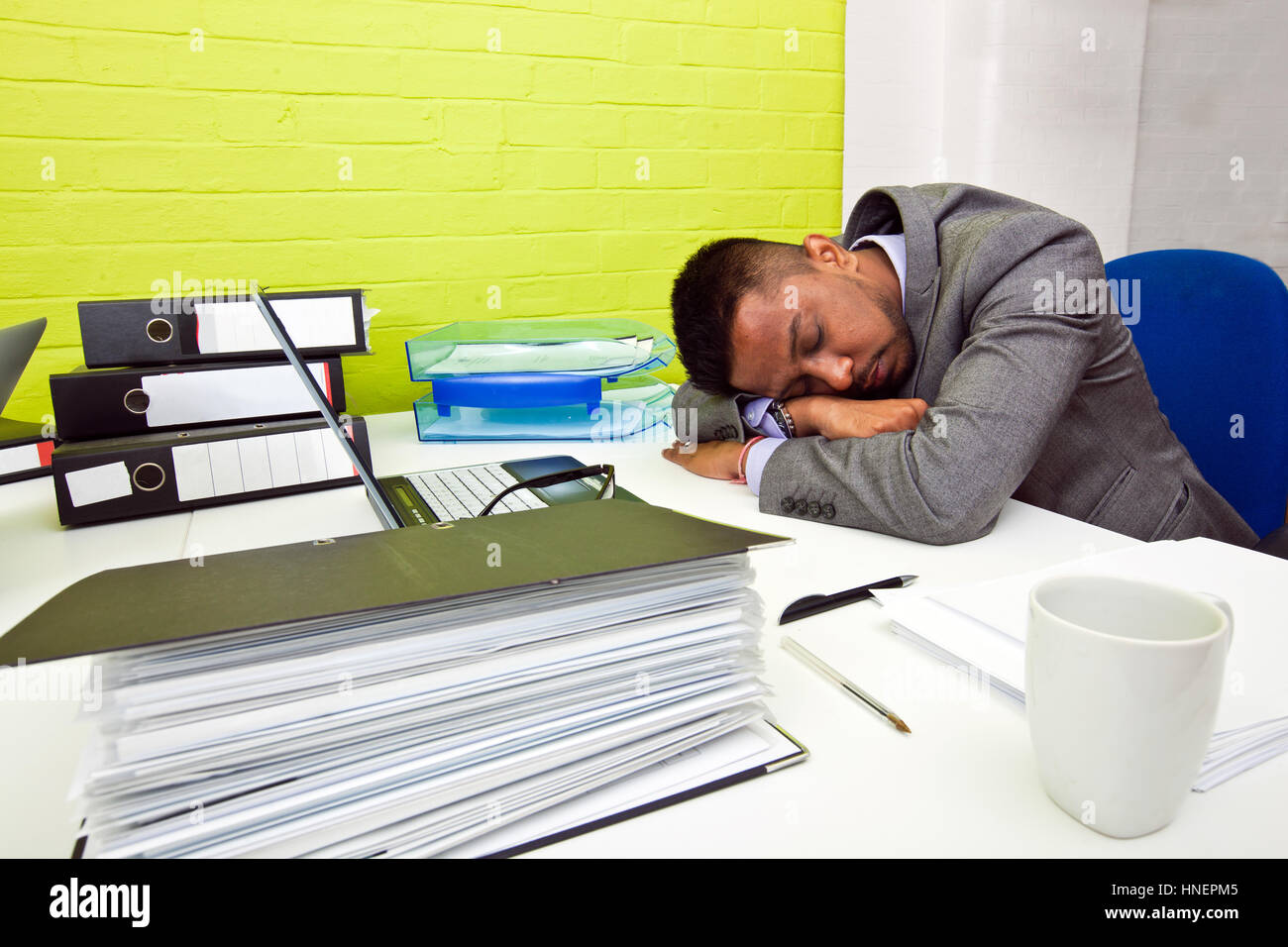 Homme d'affaires indien endormi à son bureau. Banque D'Images
