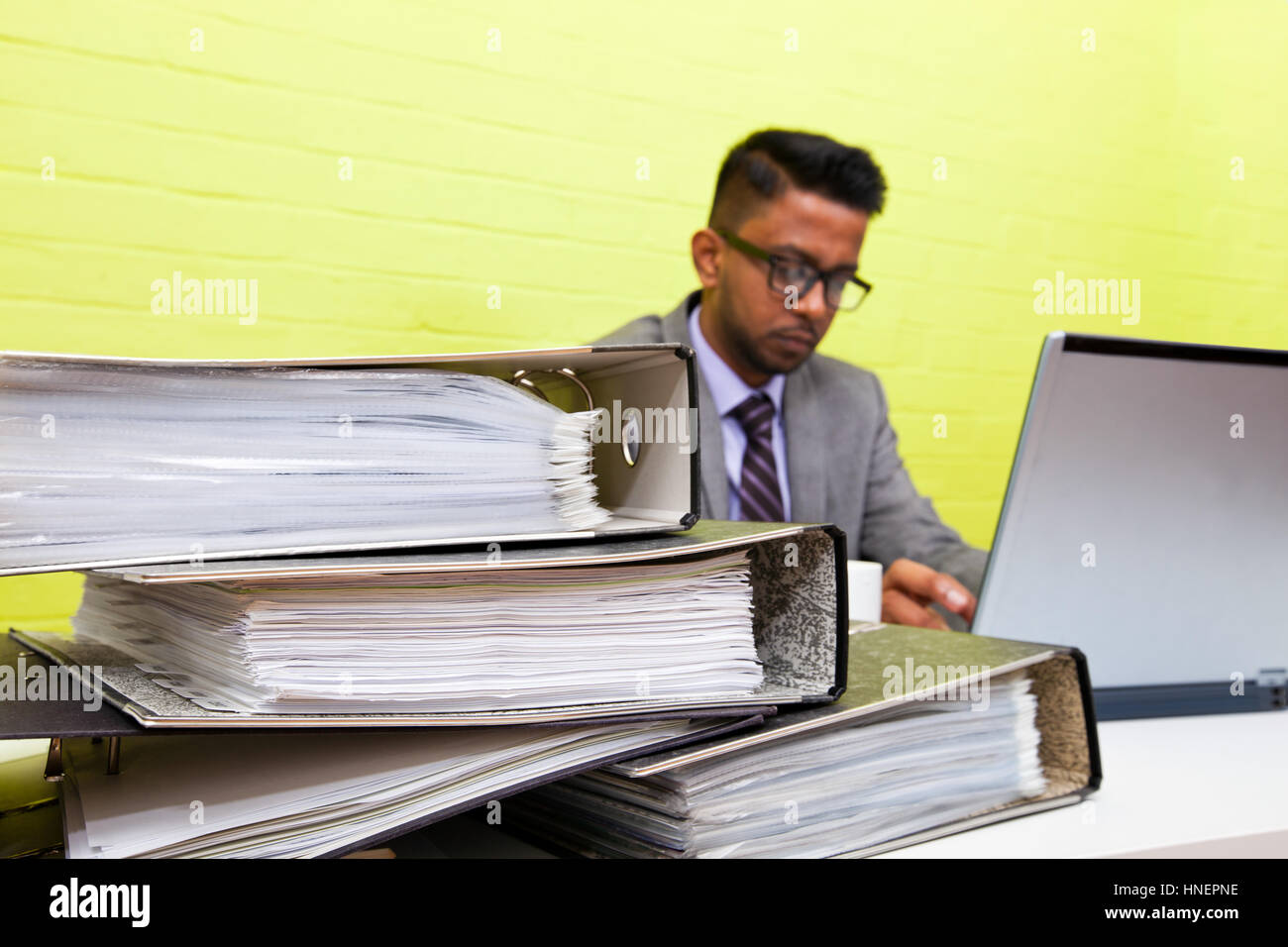 Portrait d'homme d'affaires indien travaille sur son ordinateur portable à son bureau. Banque D'Images
