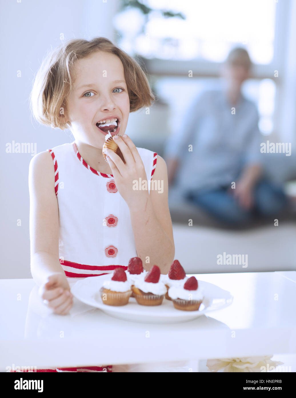 Young Girl eating cup cake Banque D'Images