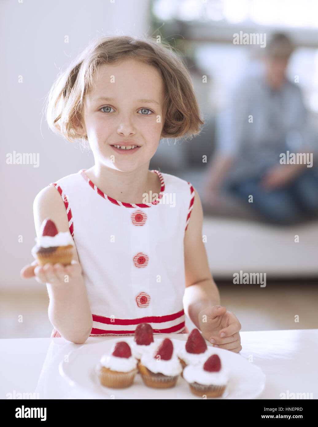 Young Girl holding cup cake Banque D'Images
