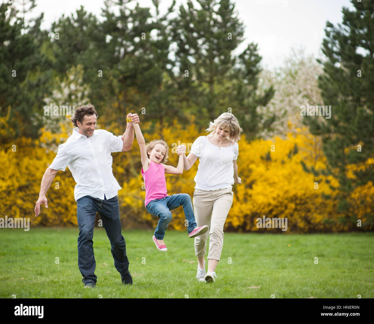 Jeune couple swinging fille entre eux Banque D'Images