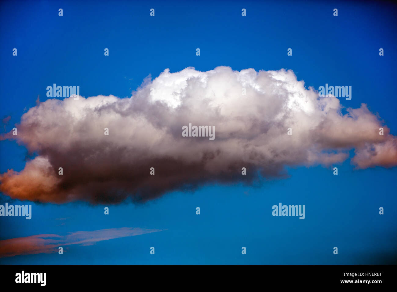 Seul nuage contre le ciel bleu Banque D'Images