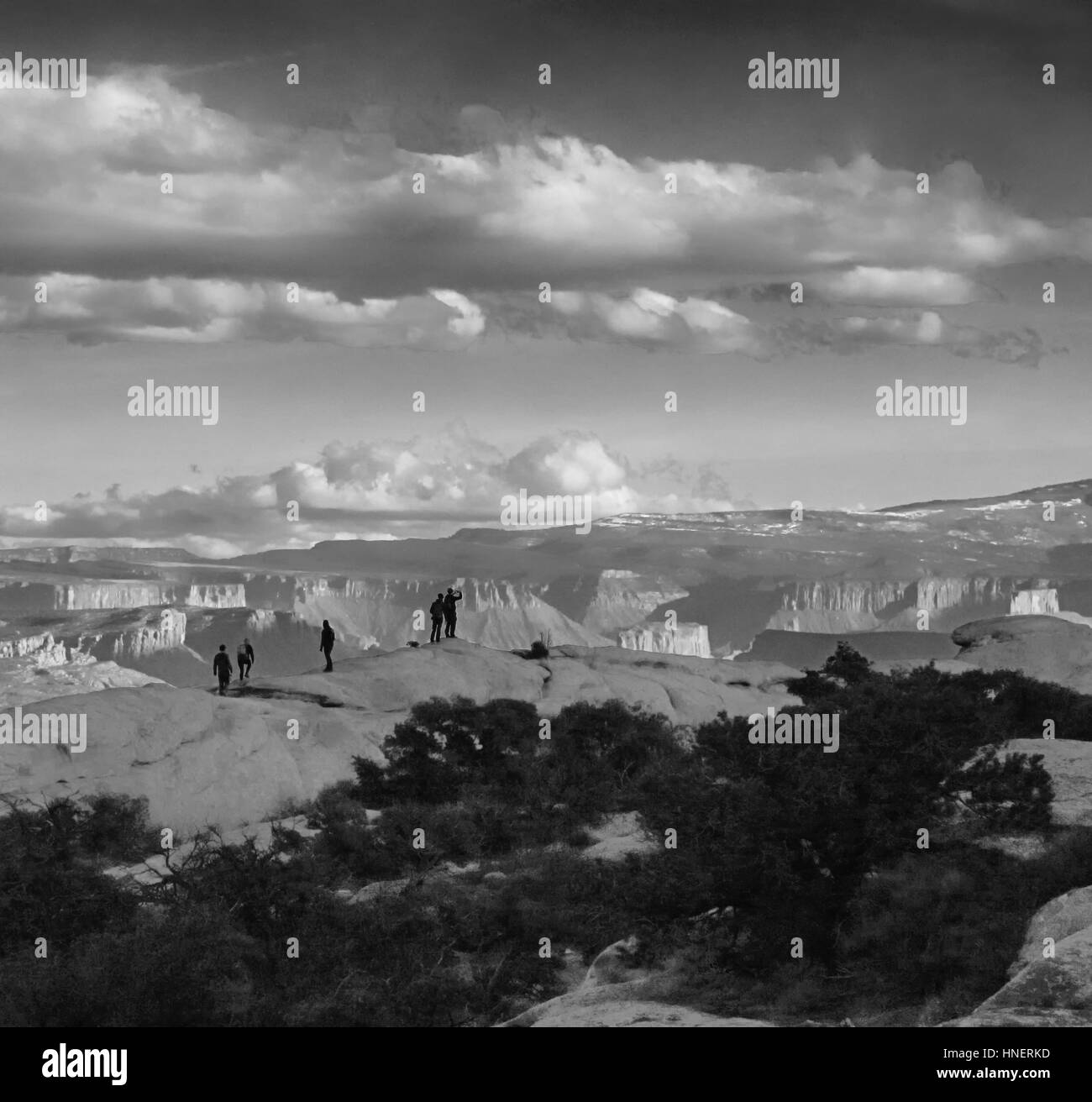 Les silhouettes des randonneurs sont vus sur une formation rocheuse dans Arches National Park dans le sud de l'Utah. Banque D'Images