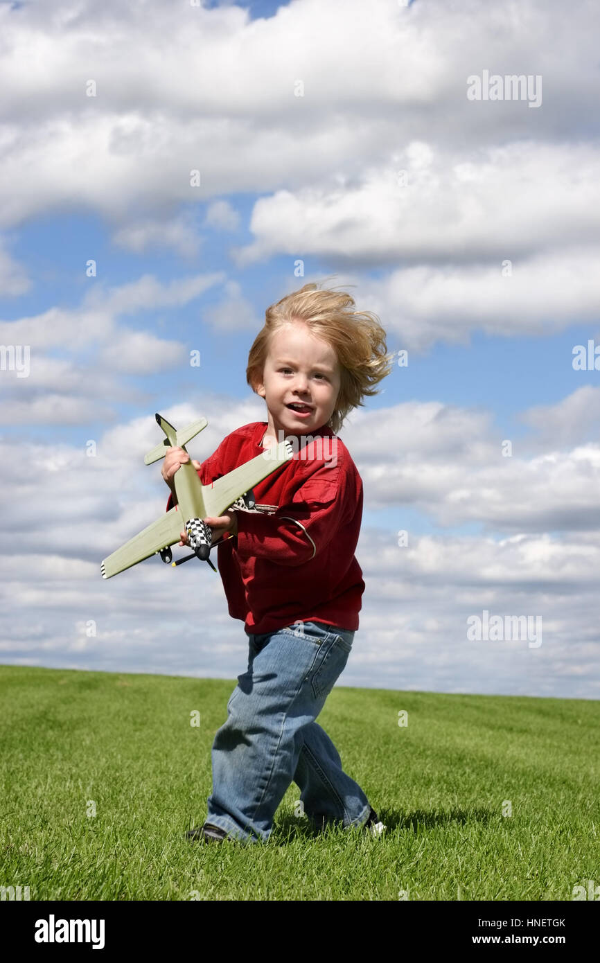 Un petit garçon avec un toy airplane Banque D'Images