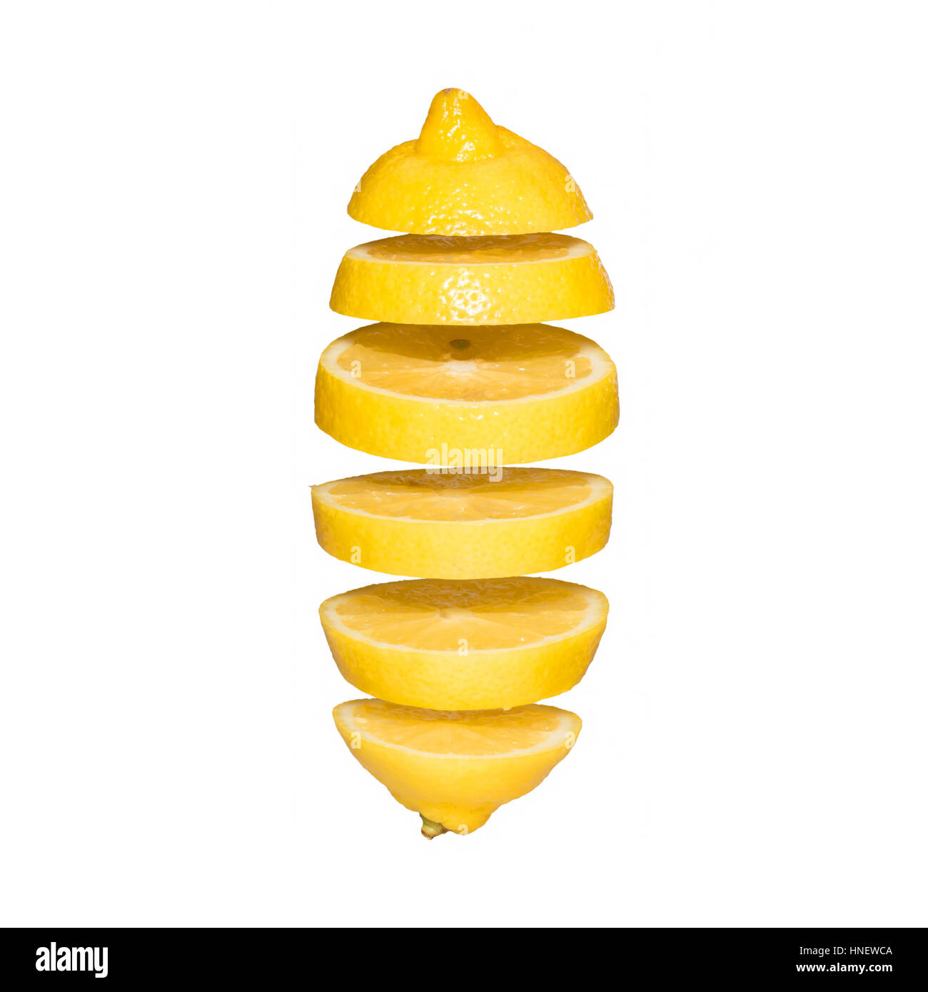 Battant le citron. Tranches de citron isolé sur fond blanc. Légèreté fruit flottant dans l'air. Banque D'Images