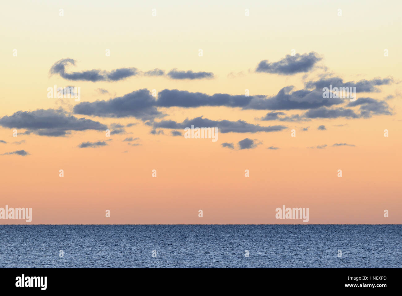L'humeur du soir, coucher de soleil avec ciel nuageux au-dessus de la mer du Nord, de Saint- Peter-Ording, Schleswig-Holstein mer des Wadden Parc National Banque D'Images
