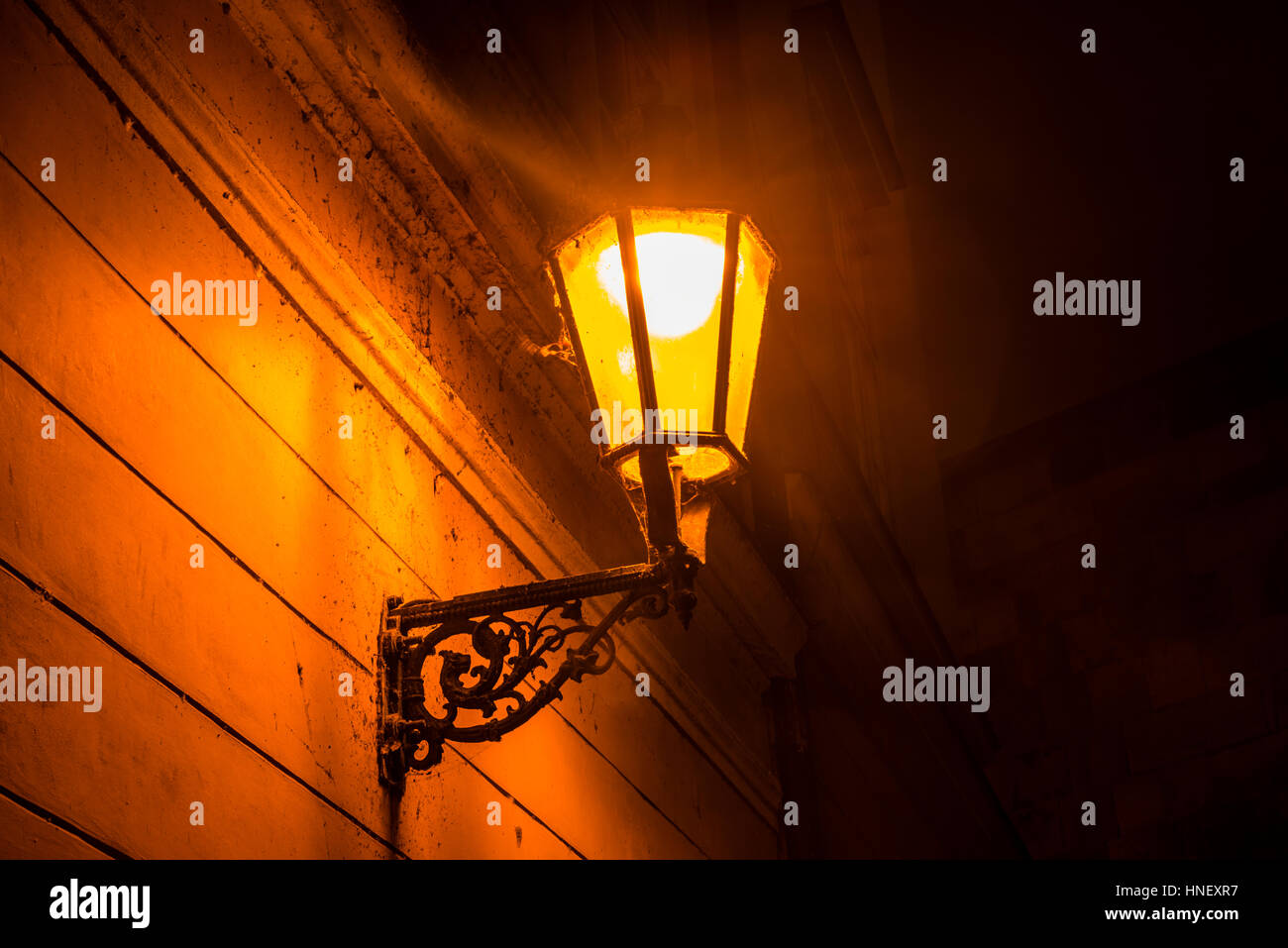 Rue ancienne lampe allumée, scène de nuit, centre historique, Prague, la Bohême, République Tchèque Banque D'Images