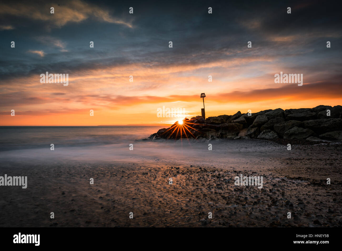 Coucher du soleil sur la plage de Southbourne à Dorset Banque D'Images