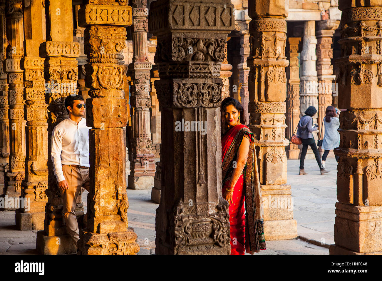 Les visiteurs, en complexe Qûtb Minâr, Delhi, Inde Banque D'Images