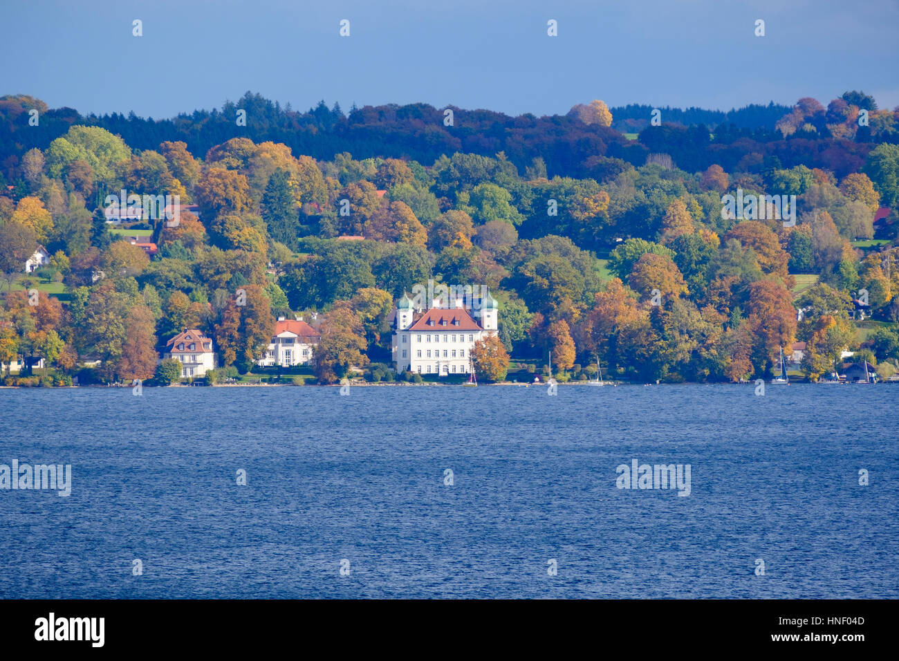 Le Lac de Starnberg avec Château Ammerland ou Pocci Château près de Muensing, vue de Courlay, Fünfseenland, Haute-Bavière, Bavière Banque D'Images