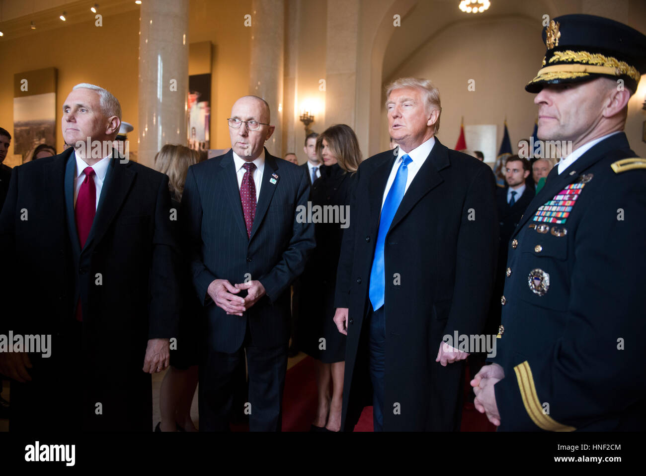 Le président élu, Donald Trump et vice-président élu Mike Pence sont informés par le chef de l'Armée de cérémonie Gary Davis (deuxième à gauche) et le général Bradley Becker (à droite) avant d'une gerbe au cimetière national d'Arlington tombe du Soldat inconnu le 19 janvier 2017 à Arlington, en Virginie. Banque D'Images