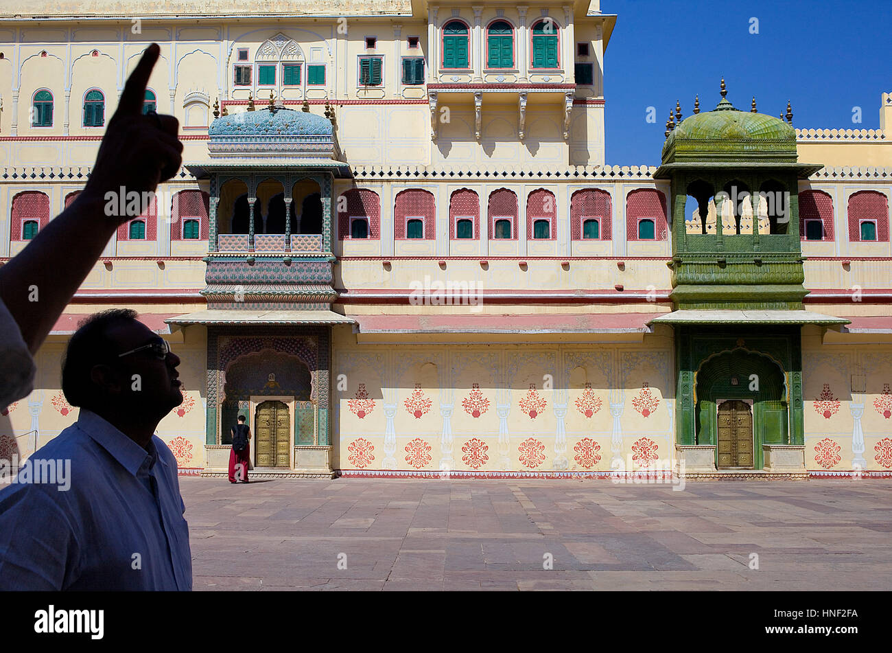 Cour de Pitam Niwas Chowk, en arrière-plan à droite de la porte du printemps et d'été à gauche de la porte ,City Palace, Jaipur, Rajasthan, Inde Banque D'Images