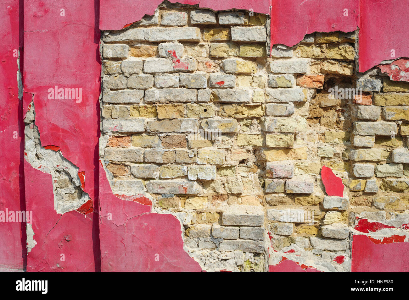 Mur de plâtre rouge ruiné de briques Banque D'Images