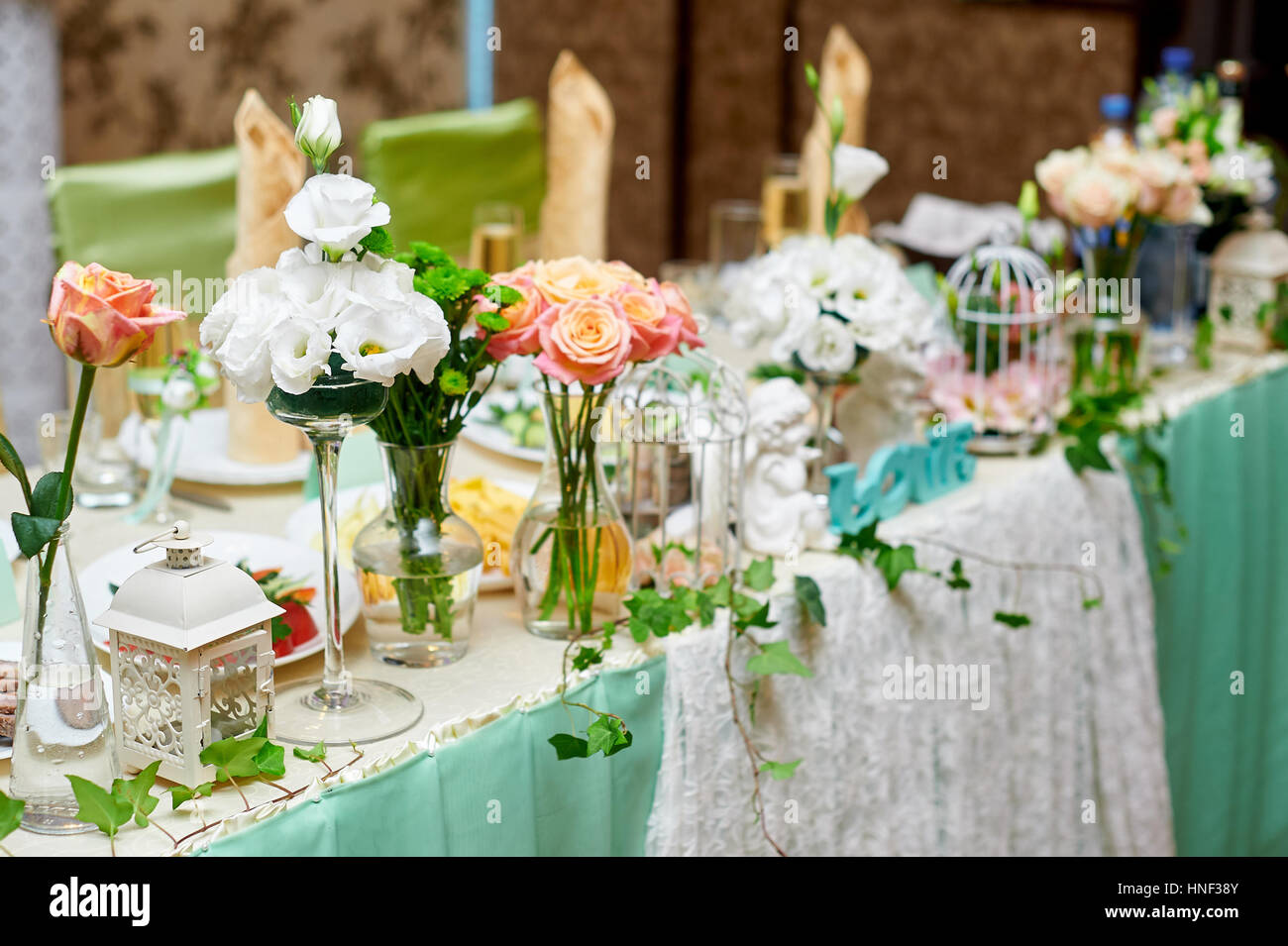 Belle table servi pour un dîner de mariage Banque D'Images