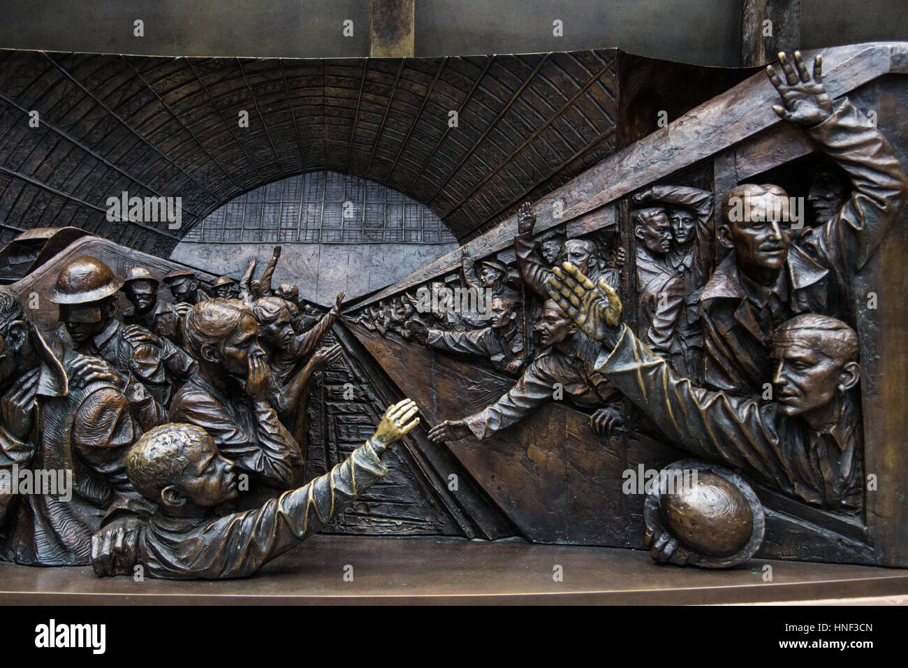 Relief sculpture par l'artiste Paul jour montrant WW1 Soldats quittant la gare St Pancras Londres en route pour la France Banque D'Images