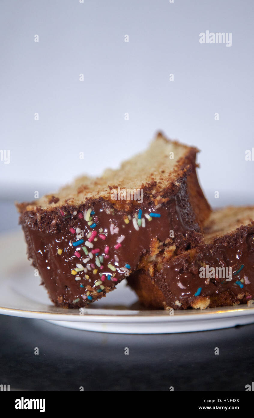 Deux tranches de gâteau fait maison avec la lumière du jour Banque D'Images